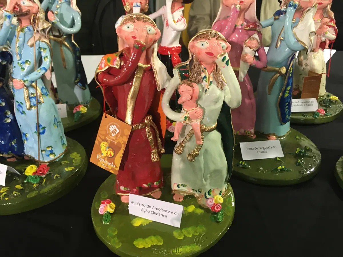 Nossa Senhora, S. José e o menino Jesus tapam o nariz em protesto pelo "fedor" do aterro de Paradela