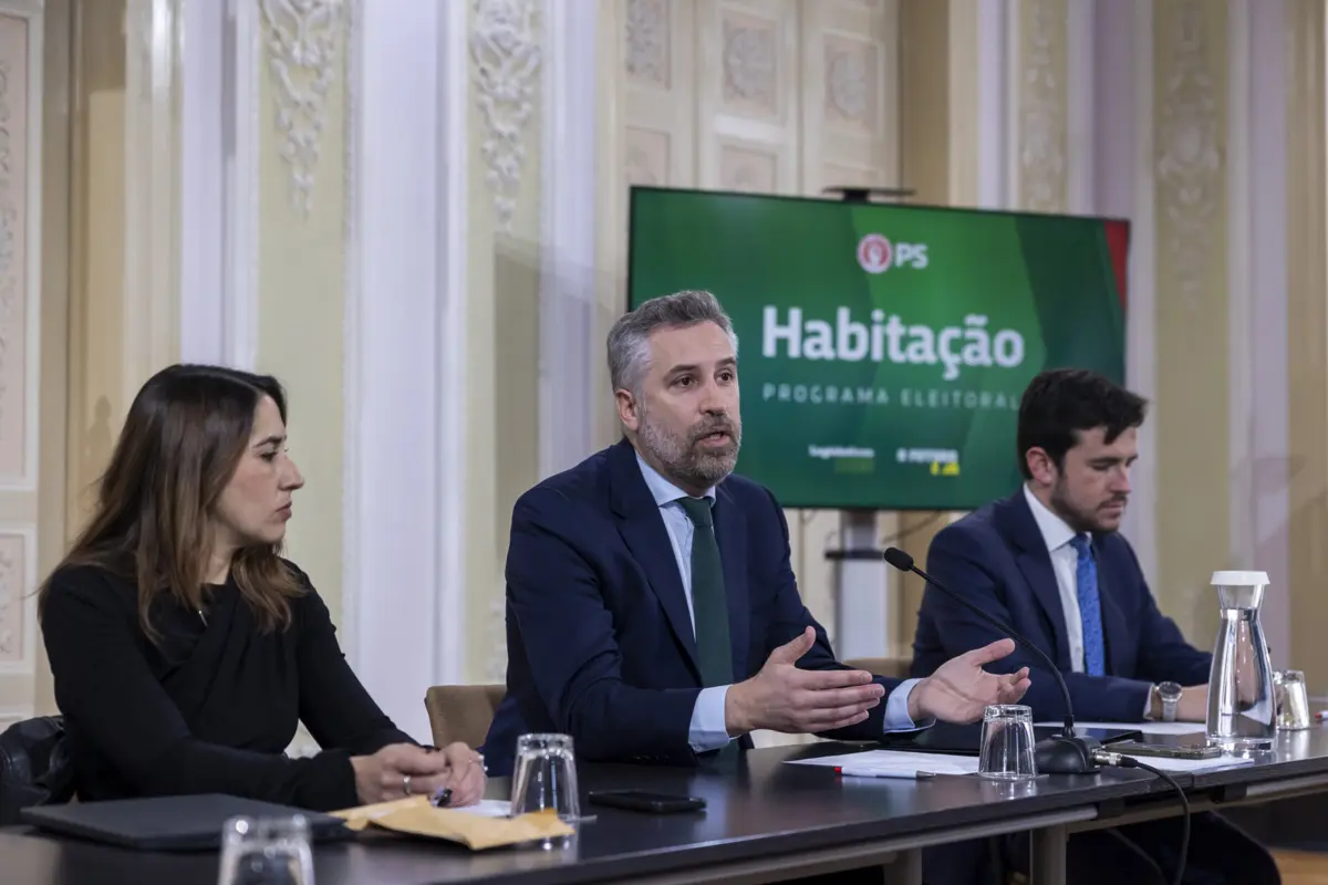 Pedro Nuno Santos acompanhado pelo deputado e coordenador do Manifesto Legislativas 2025, Miguel Costa Matos, e pela deputada e ex-ministra da Habitação, Marina Gonçalves