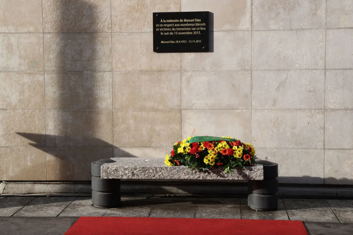 Flores junto à placa com o nome do Manuel Dias