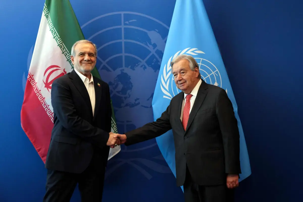 O presidente do Irão, Masoud Pezeshkian, com o secretário-geral das Nações Unidas, António Guterres