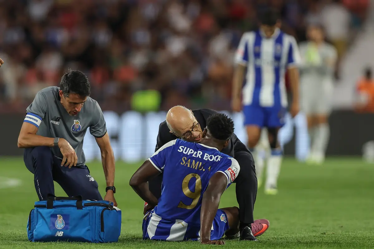 Samu lesionou na primeira parte do jogo com o Gil Vicente