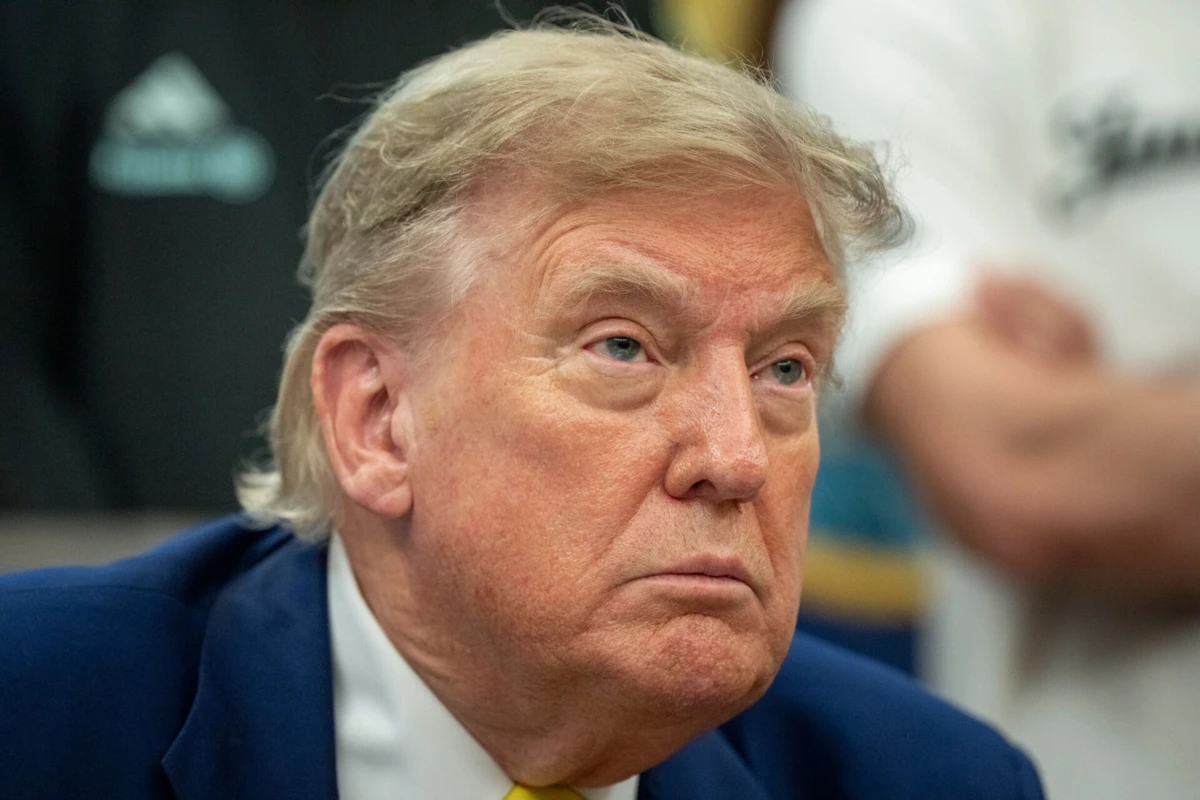 Imagem de contexto do artigo Administração Trump elimina serviço de linha de socorro destinado a jovens LGBTQ+