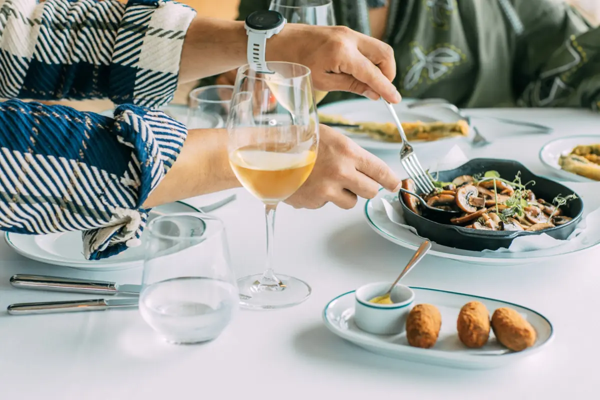 Além dos pratos do dia e menu de almoço, também há petiscos portugueses de entrada.