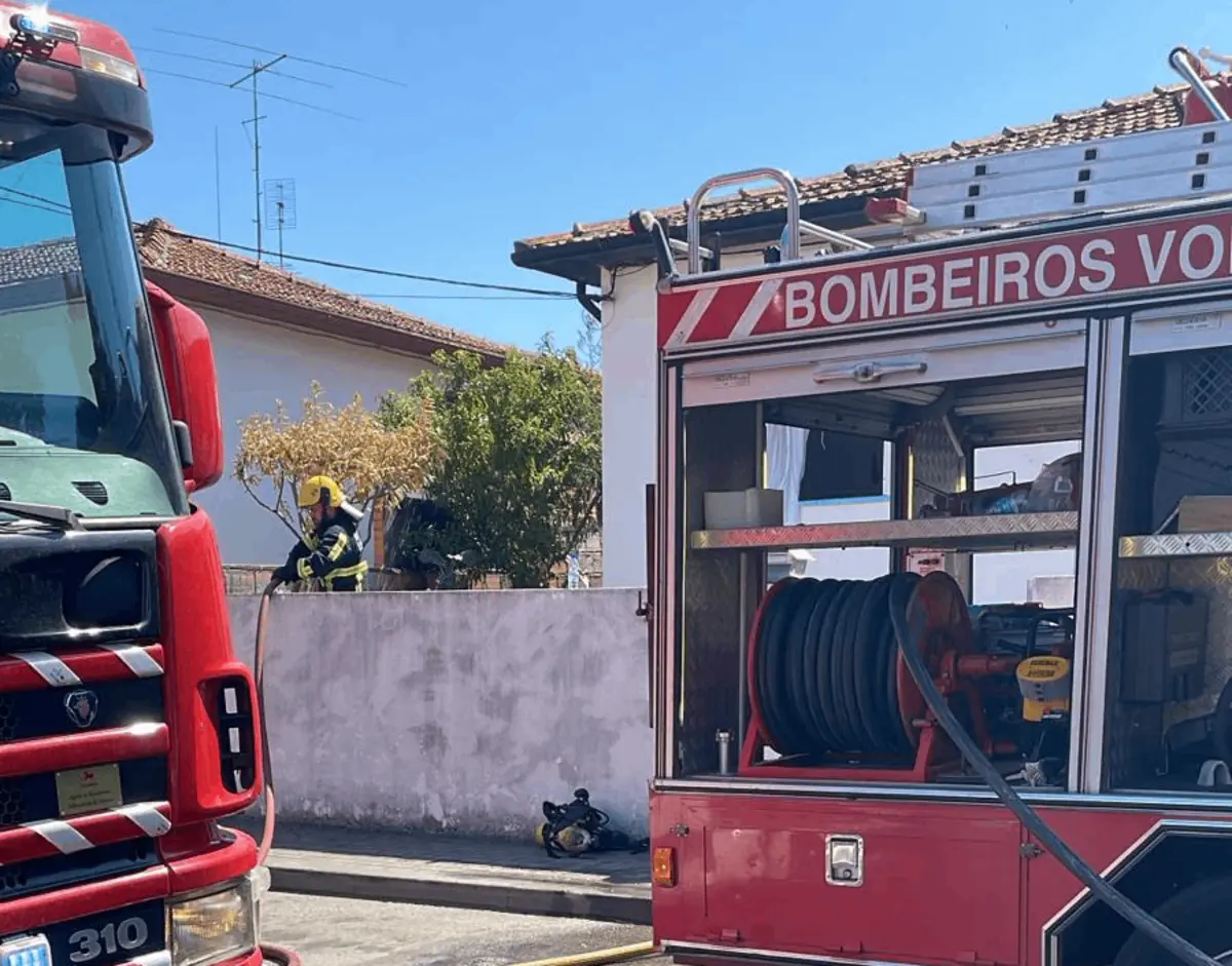 Bombeiros impediram que fogo consumisse as casas