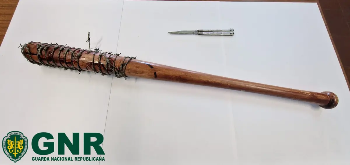 Jovem tinha bastão de madeira com arame farpado e faca borboleta