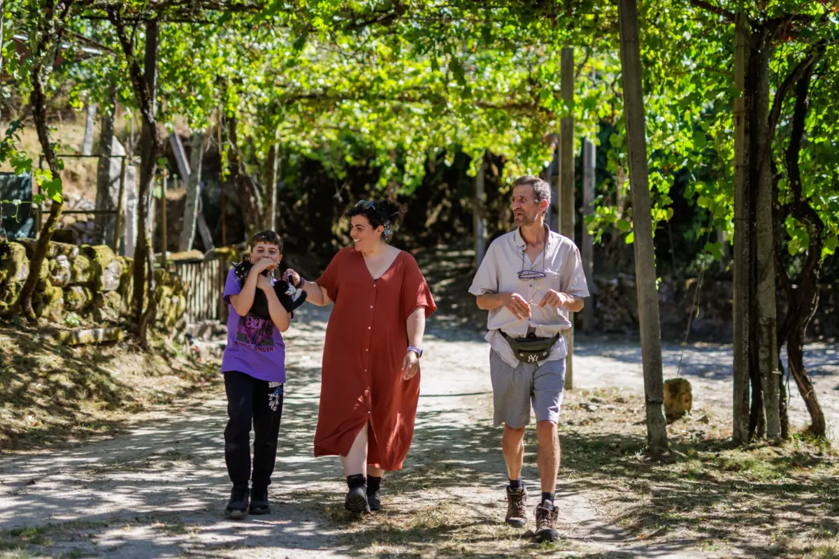 Viriato, de 11 anos, adora estar rodeado pela natureza, onde brinca com os animais