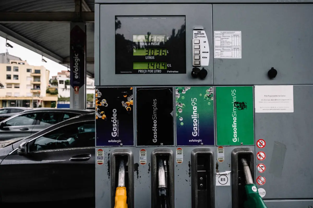 Imagem de contexto do artigo Preço médio semanal da ERSE desce 2,6% para a gasolina e 2,5% para o gasóleo