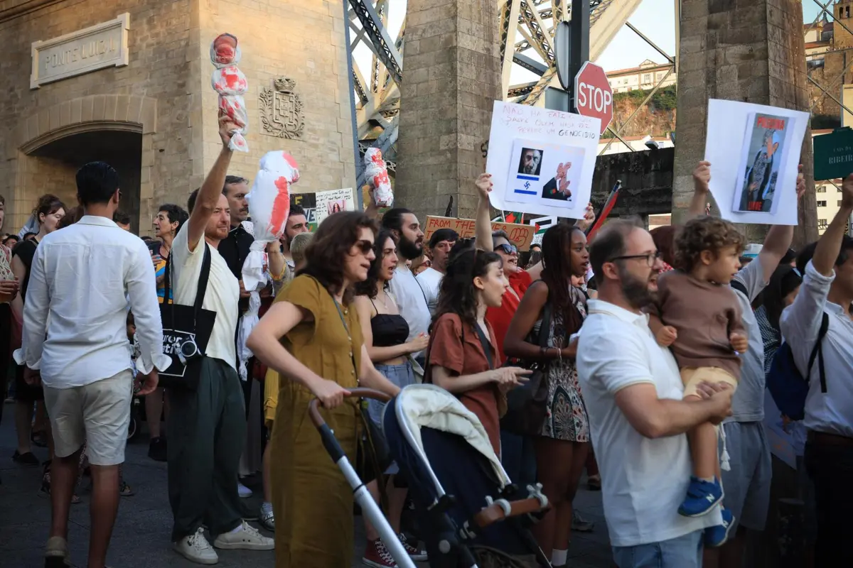 Participantes na marcha do Dia Global de Ação por Gaza, Porto, 9 de agosto de 2025. O apelo vem de Organizações como Global Movement to Gaza e Palestine Youth Movement, cuja exigência é "o fim do genocídio e do cerco em Gaza; o fim da cumplicidade dos estados europeus e EUA que financiam e apoiam politicamente o projeto colonial sionista; imposição de sanções a Israel e o embargo de armas; a descolonização e libertação da Palestina, do rio ao mar". MANUEL FERNANDO ARAÚJO/LUSA