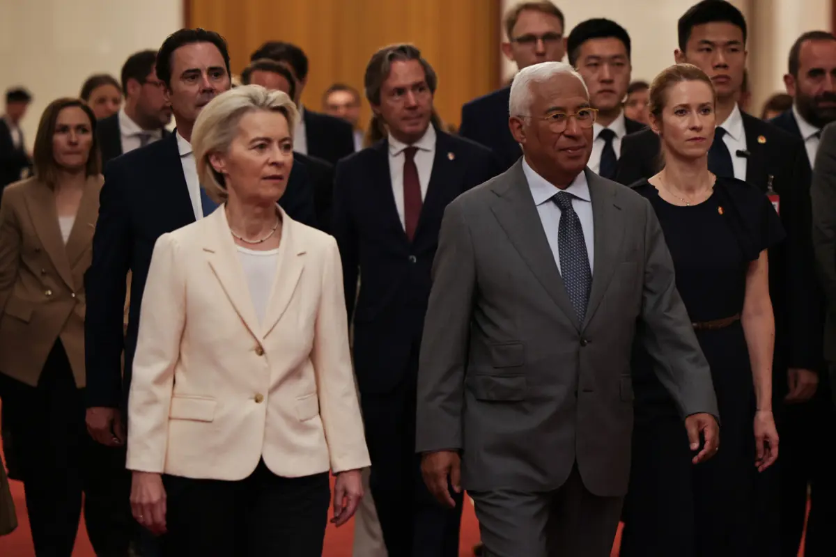 Von der Leyen acompanhada por António Costa