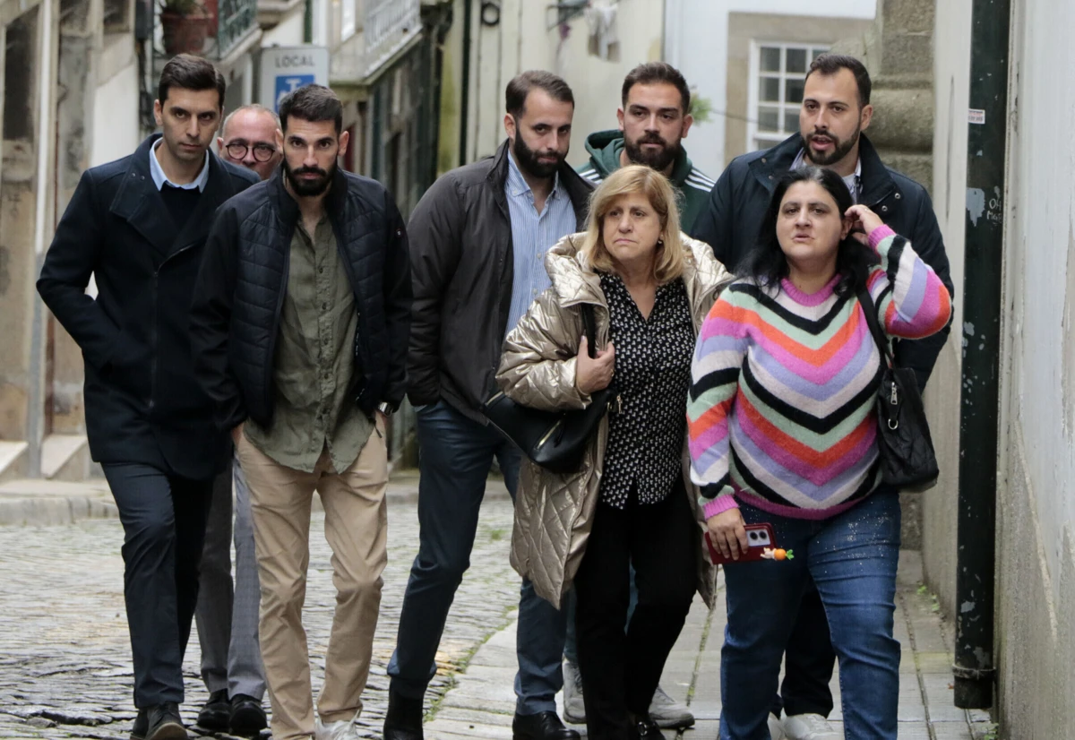 Alguns dos arguidos na chegada ao Tribunal de São João Novo, no Porto, em maio