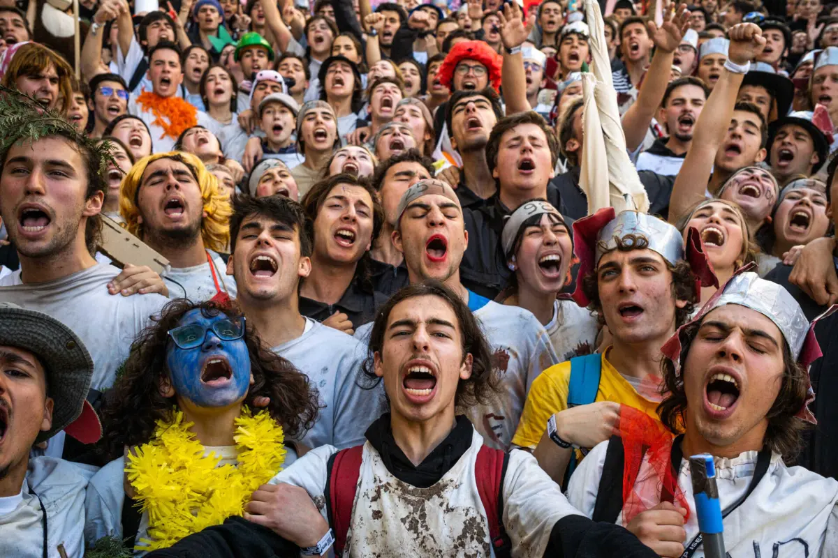 Cortejo académico, com milhares de pessoas na Baixa do Porto, é um dos momentos altos da Queima das Fitas