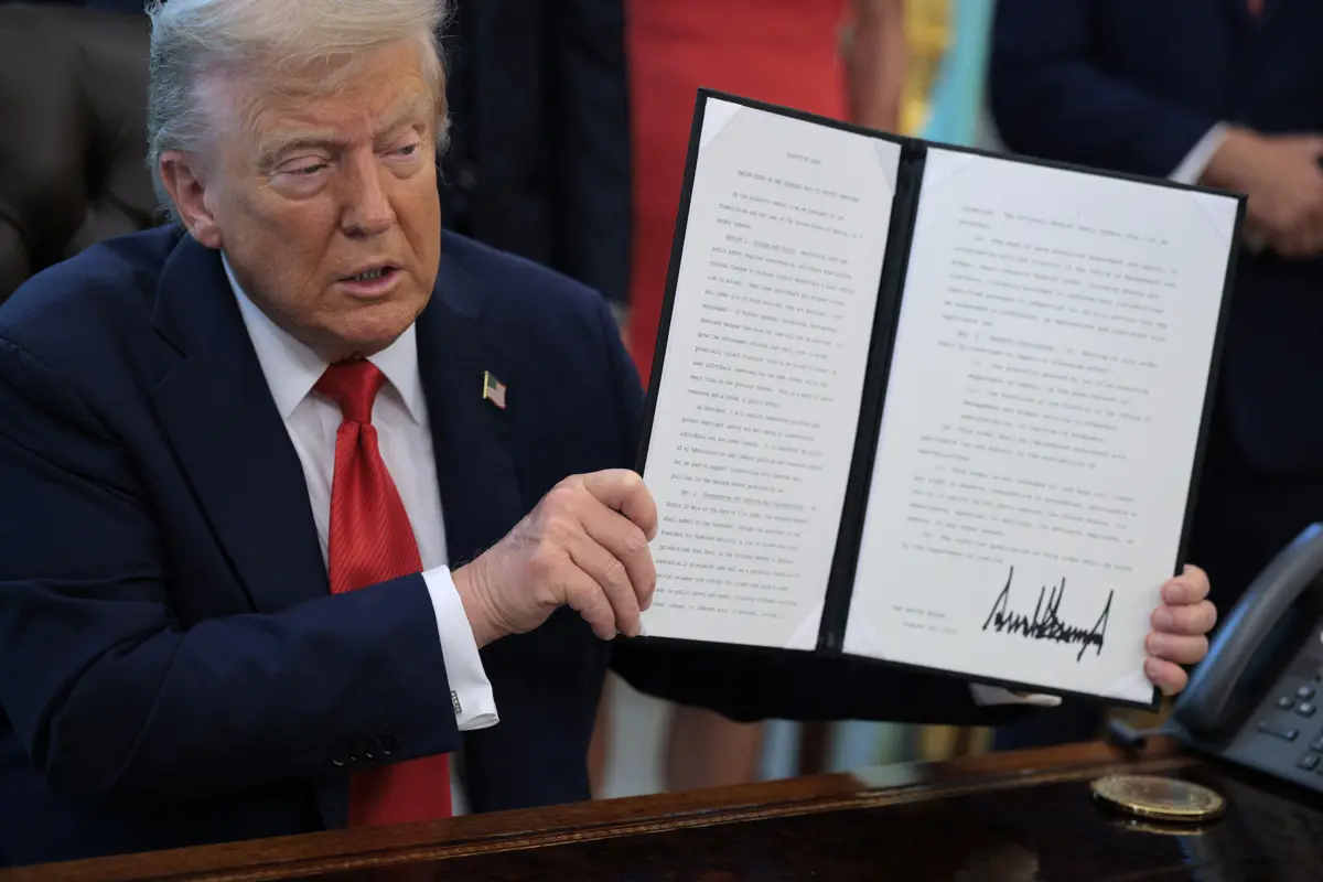 Donald Trump assinou, esta segunda-feira, uma ordem executiva que prevê penas até um ano de prisão para quem queimar a bandeira dos Estados Unidos da América