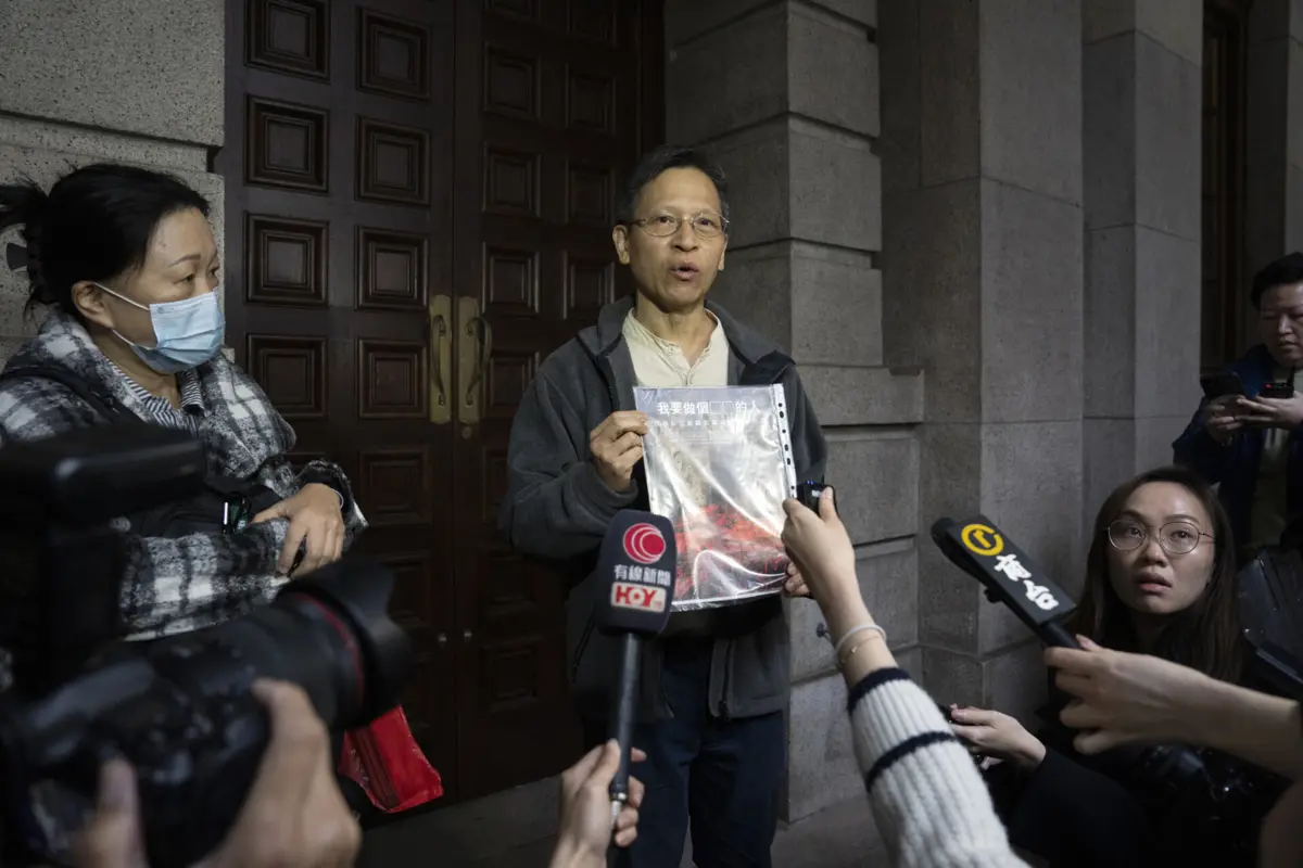 Tang Ngok-kwan à porta do tribunal