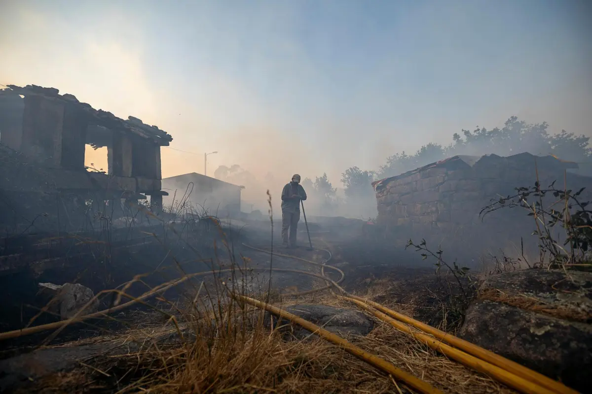 Aldeia da Ermida volta a estar sob ameaça do incêndio que lavra desde sábado