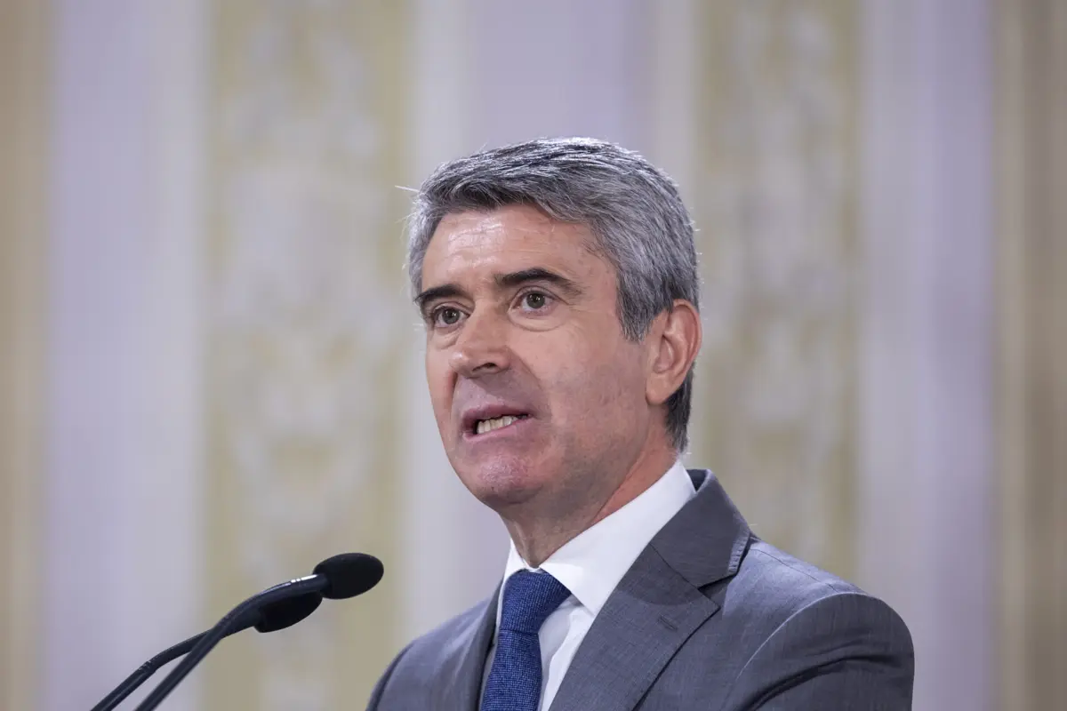 José Luís Carneiro enumerou vários setores da economia para os quais exige atenção