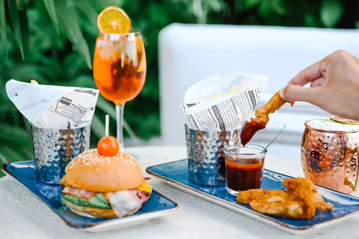 Hambúrguer de angus e tiras de frango são dois dos petiscos disponíveis no menu do rooftop.
(Rita Chantre)