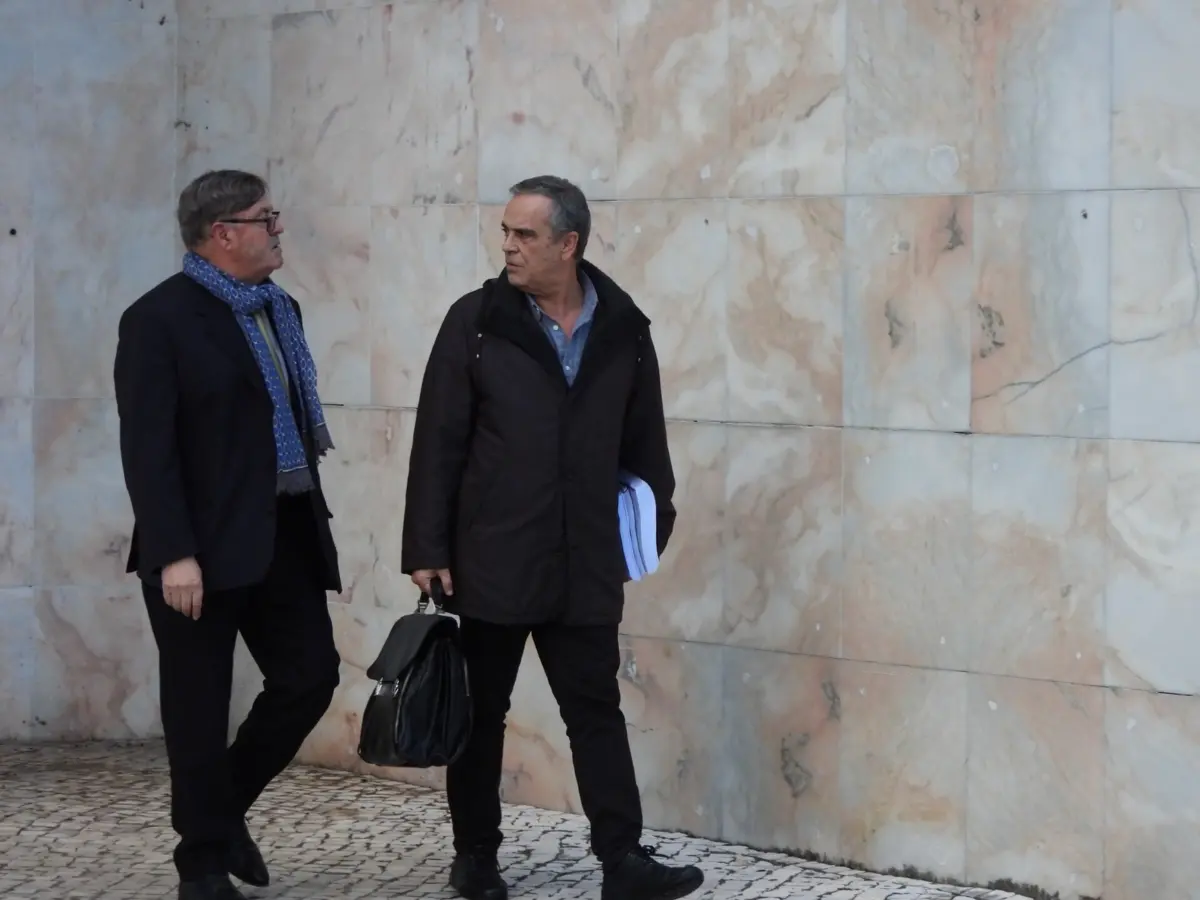 Emigrante burlado (à esquerda) e o seu advogado (à direita)