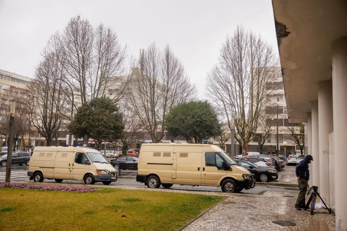 Arguido foi transportado ao tribunal em carrinha celular