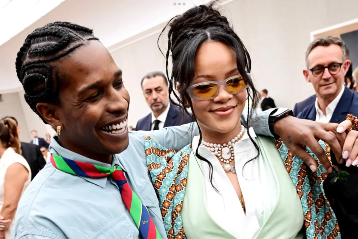 Rihanna e A$AP Rocky combinaram visuais colegiais