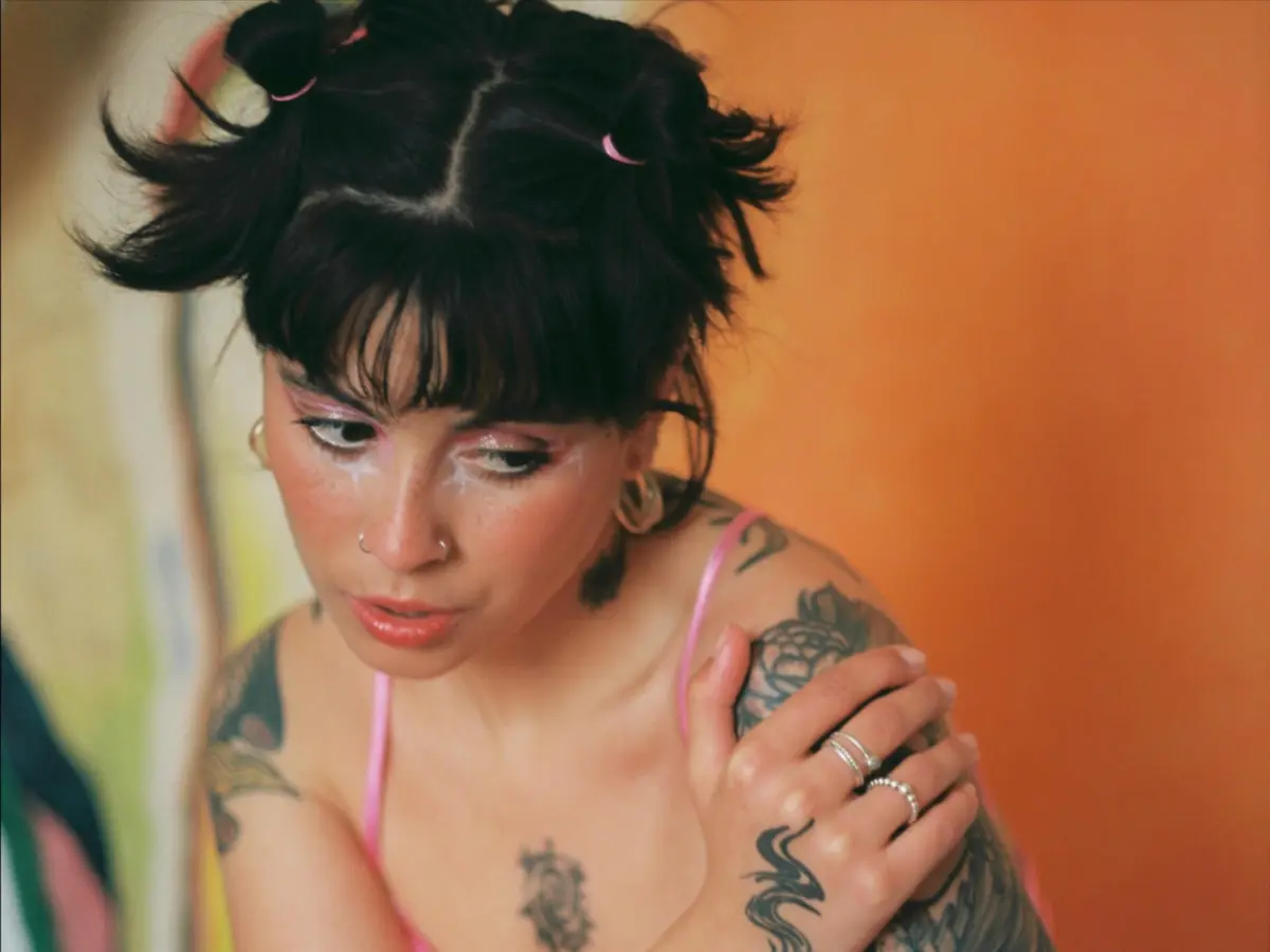 EVAYA, nome artístico de Beatriz Bronze, concorre com "Sprint", uma canção de produção moderna, com eletrónica e ritmo acelerado