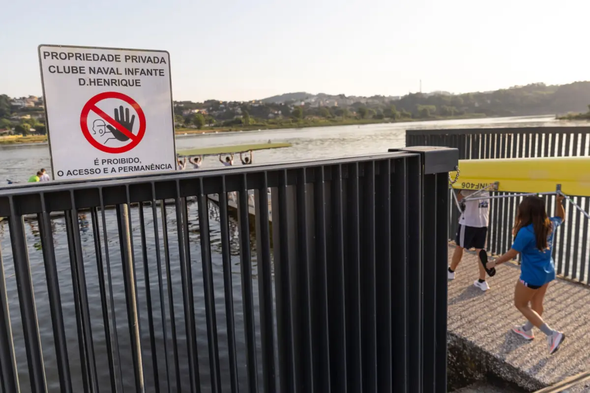 Local de trabalho diário para 150 atletas, foi dimensionado para albergar 300 e acolher 120 embarcações