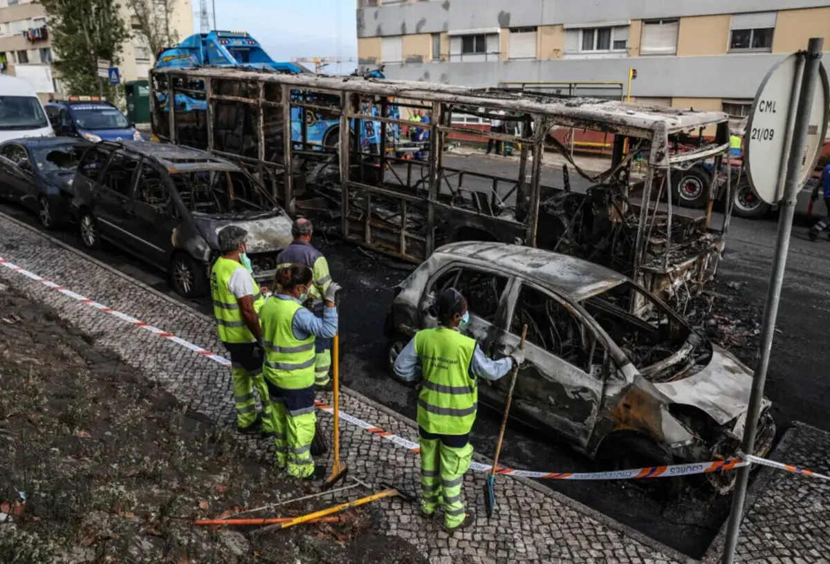 Autocarro atacado ficou totalmente carbonizado