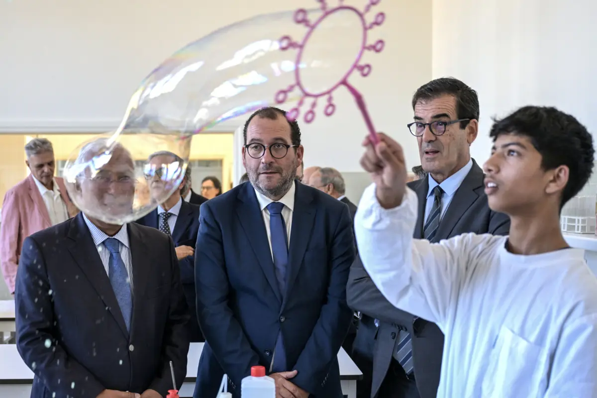 O primeiro-ministro, o ministro da Educação e o autarca do Porto durante a visita à Escola Secundária Alexandre Herculano