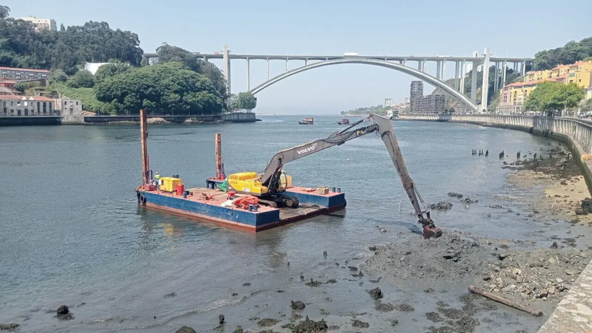 Trabalhos preparatórios para os pilares provisórios da ponte no leito do rio Douro