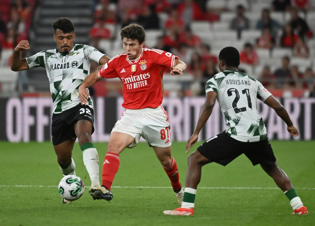 João Neves à espera do Benfica