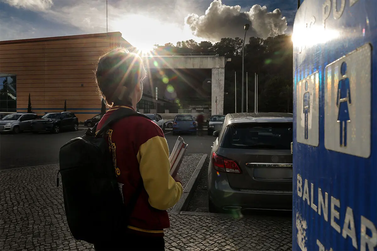 Rafa, rapaz trans de 14 anos, está numa escola que tarda em aplicar a lei. Não frequenta as casas de banho e, a dada altura, o bullying transfóbico era tal que chegou a tentar o suicídio