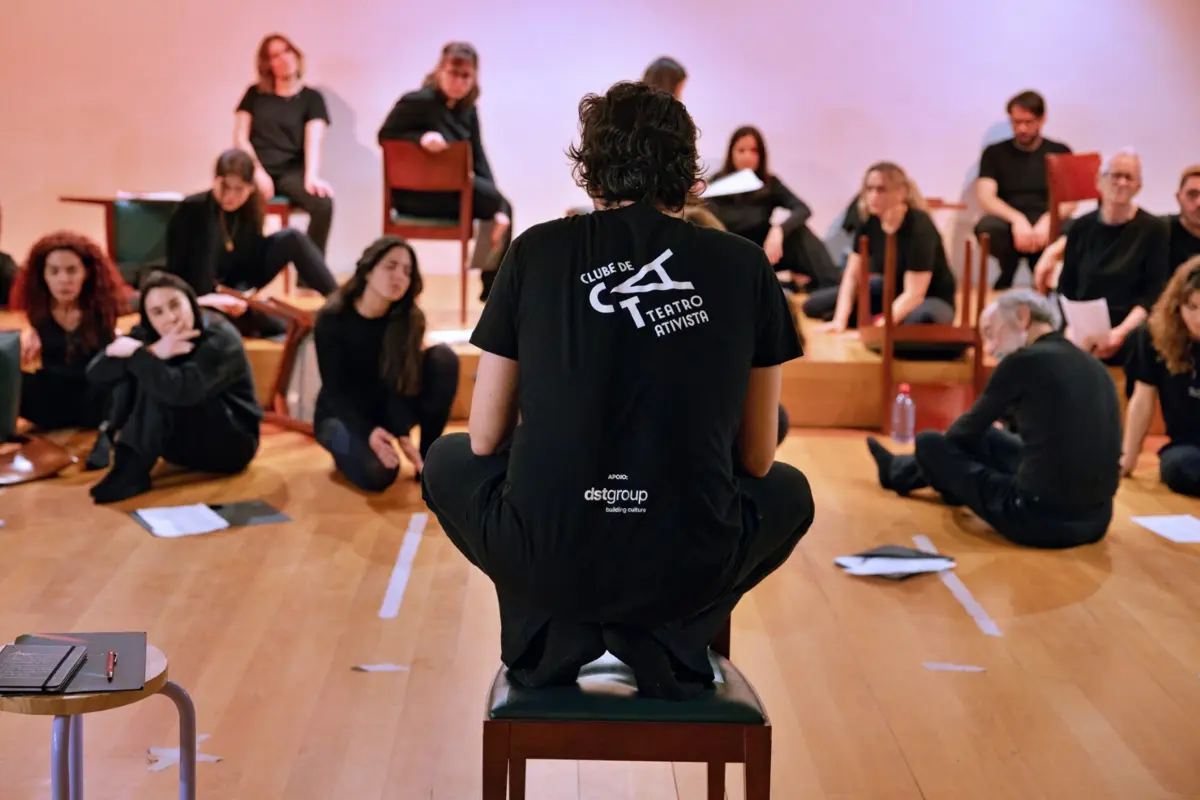 Grupo é composto por 25 membros de origens e idades diversas