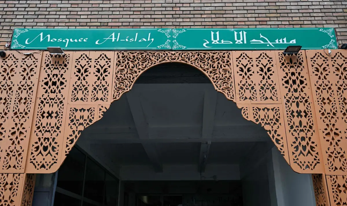 As cabeças foram descobertas na manhã de terça-feira em frente a várias mesquitas