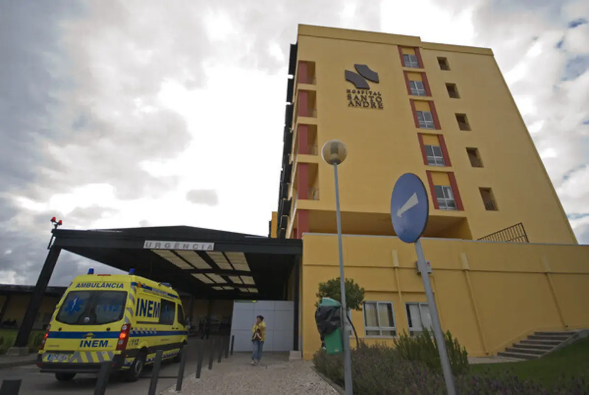 Duas pessoas mantinham-se internadas em Leiria, no domingo, por suspeitas de toxinfeção alimentar