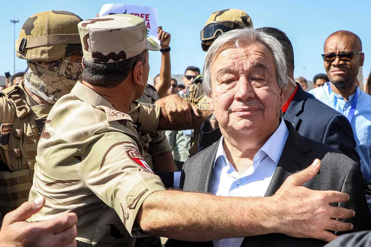 António Guterres durante a visita a Rafah, na sexta-feira