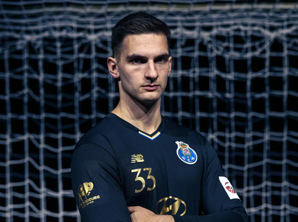 Guardião luso continua ao serviço dos portistas