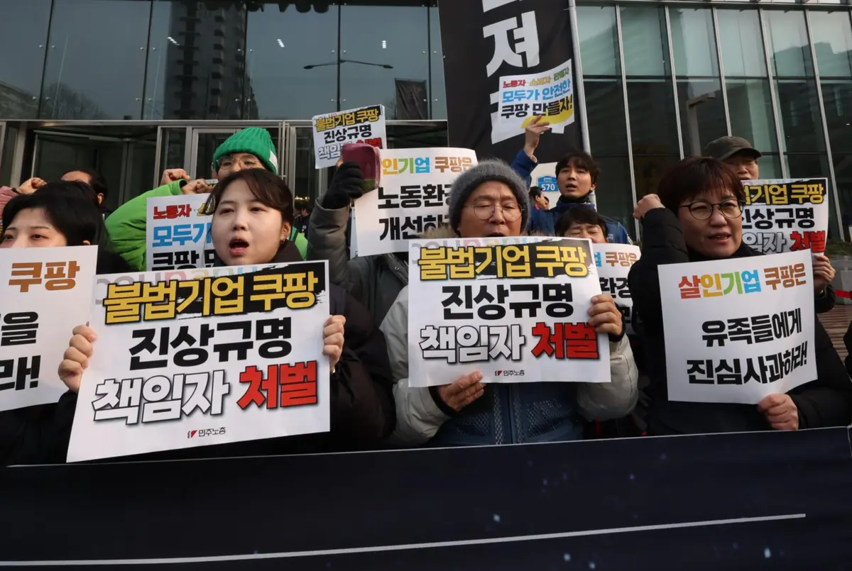 Manifestação junto à sede da empresa em Seul contra o presidente do grupo sul-coreano, Kim Bom-suk