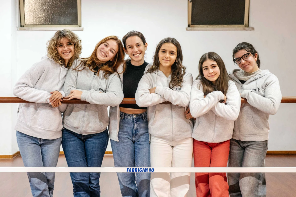 A professora e as alunas vencedoras do campeonato All Dance International