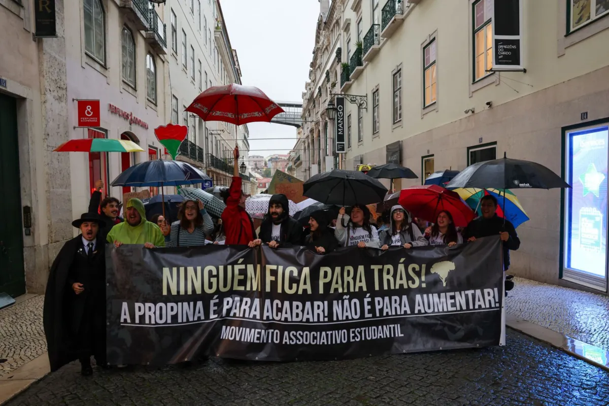 Imagem de contexto do artigo Chuva não travou estudantes que saíram às ruas de Lisboa pelo fim das propinas e mais ação social
