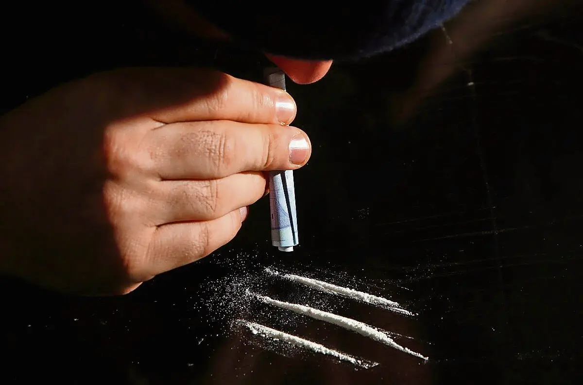 O suspeito nem sempre vendia doses diárias. Alguns dos clientes compravam-lhe droga em quantidades superiores