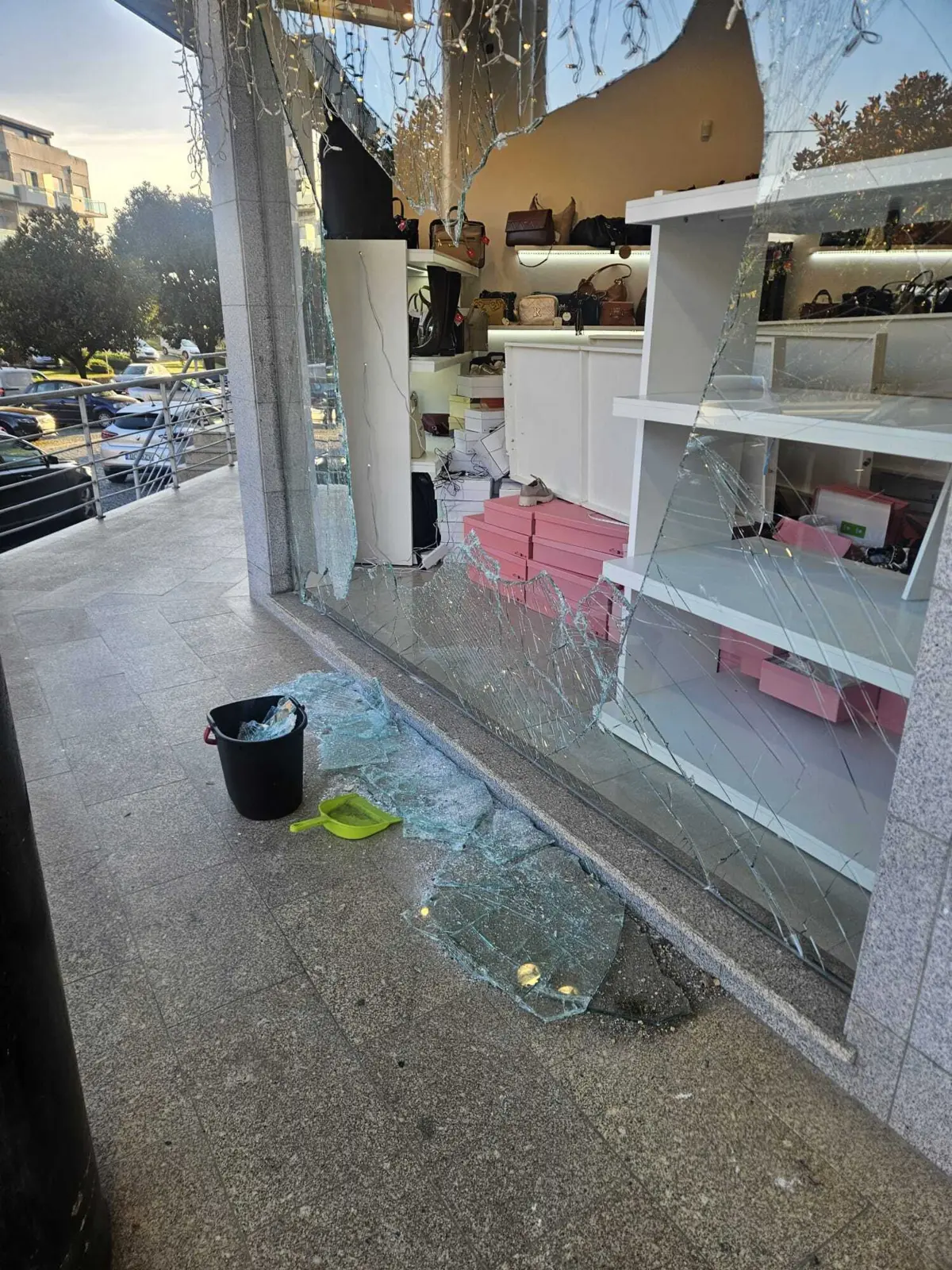 Assaltantes partiram a montra e roubaram malas e sapatilhas