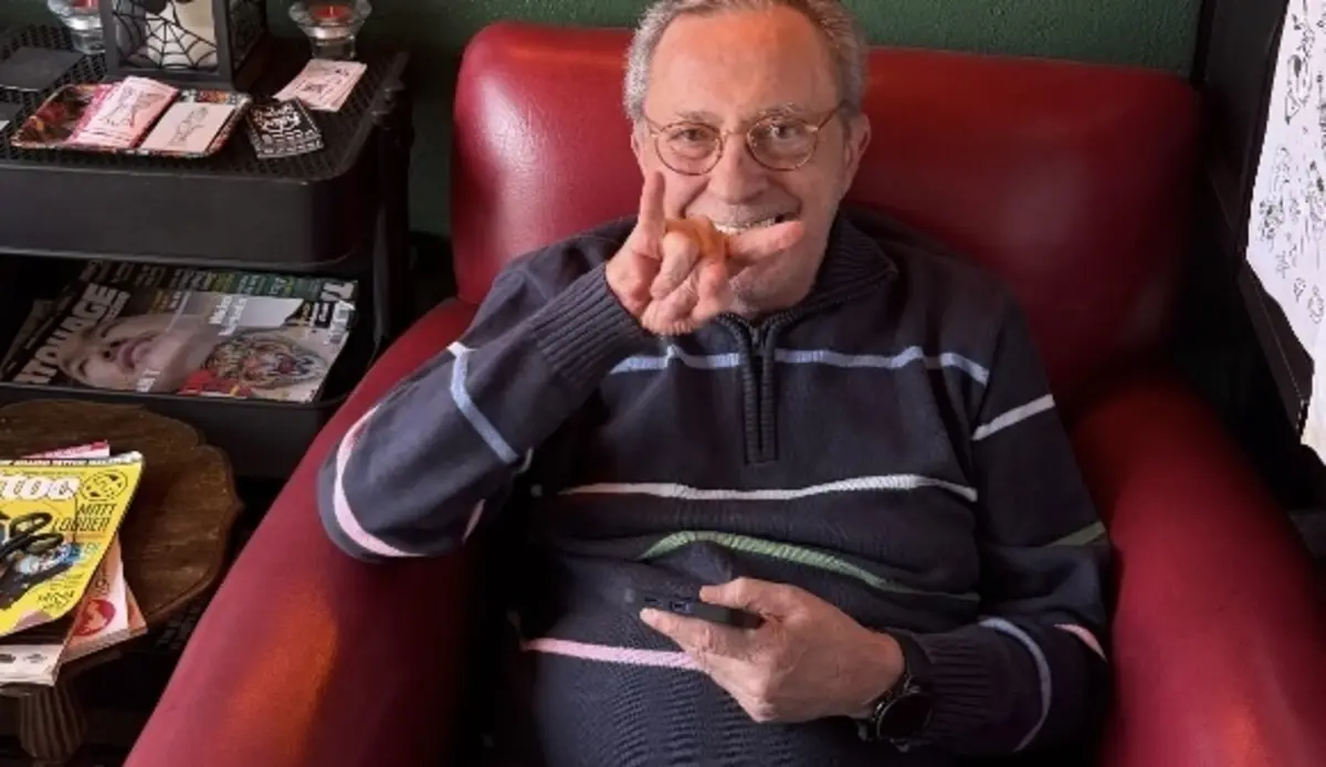 Apesar das adversidades, Carlos Cruz, de 83 anos, sorri com os mimos das filhas, com quem partilha agora uma tatuagem