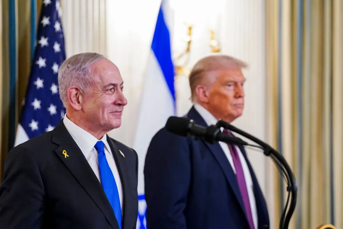 A proposta de Trump prevê um cessar-fogo imediato em Gaza, a retirada gradual do Exército israelita, a libertação total dos reféns em troca da libertação de centenas de prisioneiros palestinianos e o fornecimento de ajuda humanitária através das Nações Unidas