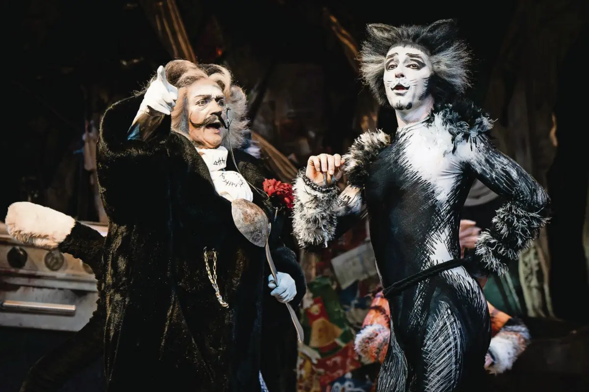 "Cats" é a história de um grupo de gatos que se reúnem uma vez por ano