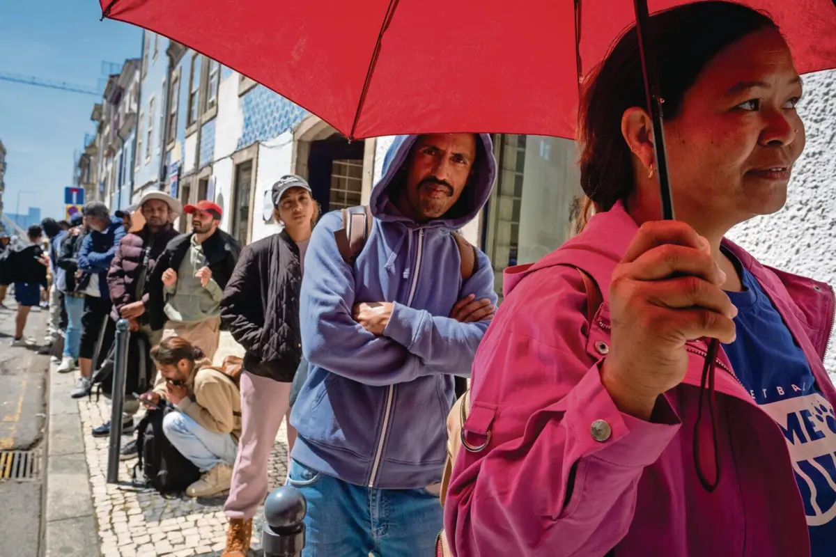 Longas filas para imigrantes serem atendidos pela Agência para a Integração, Migrações e Asilo (AIMA)