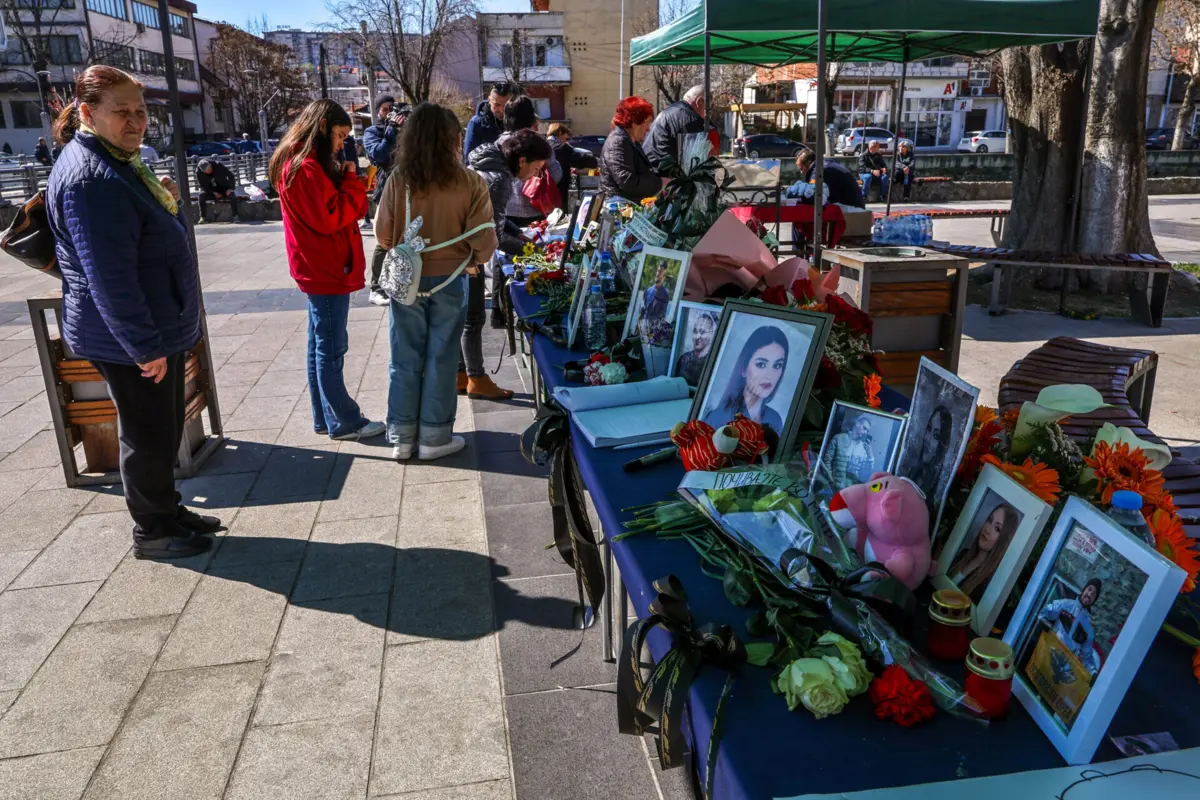 Dezenas de pessoas ainda procuram os seus amigos e familiares