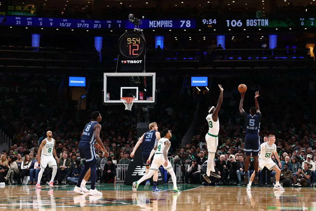 Neemias a contestar um lançamento da zona de três pontos