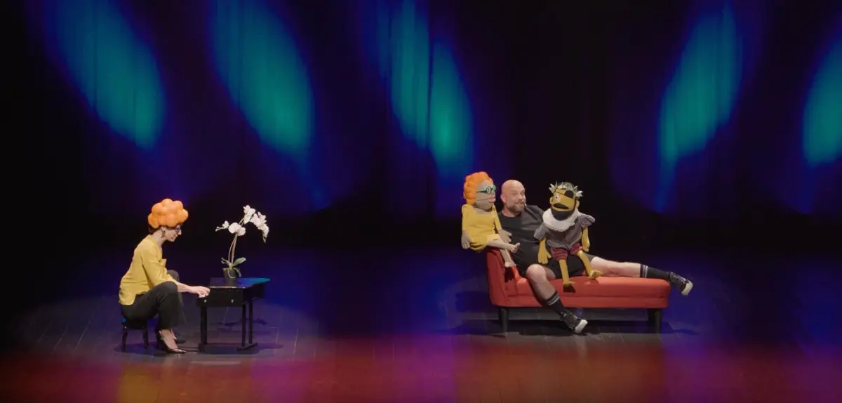 Joana Gama toca ‘toy piano’ em palco e Van der Ding, criador do texto e da dramaturgia, faz também manipulação de bonecos e vozes.
