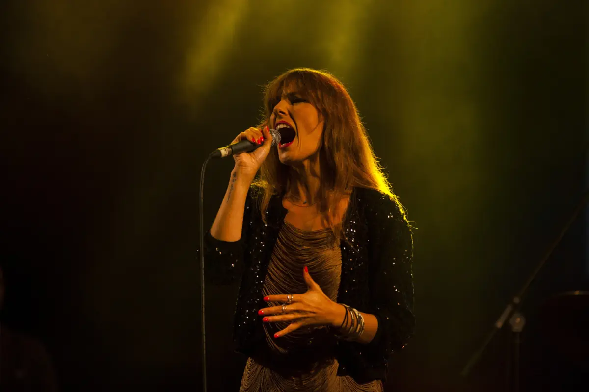 "Sinto que em Portugal tenho que fazer um esforço maior durante os concertos", lamenta a artista