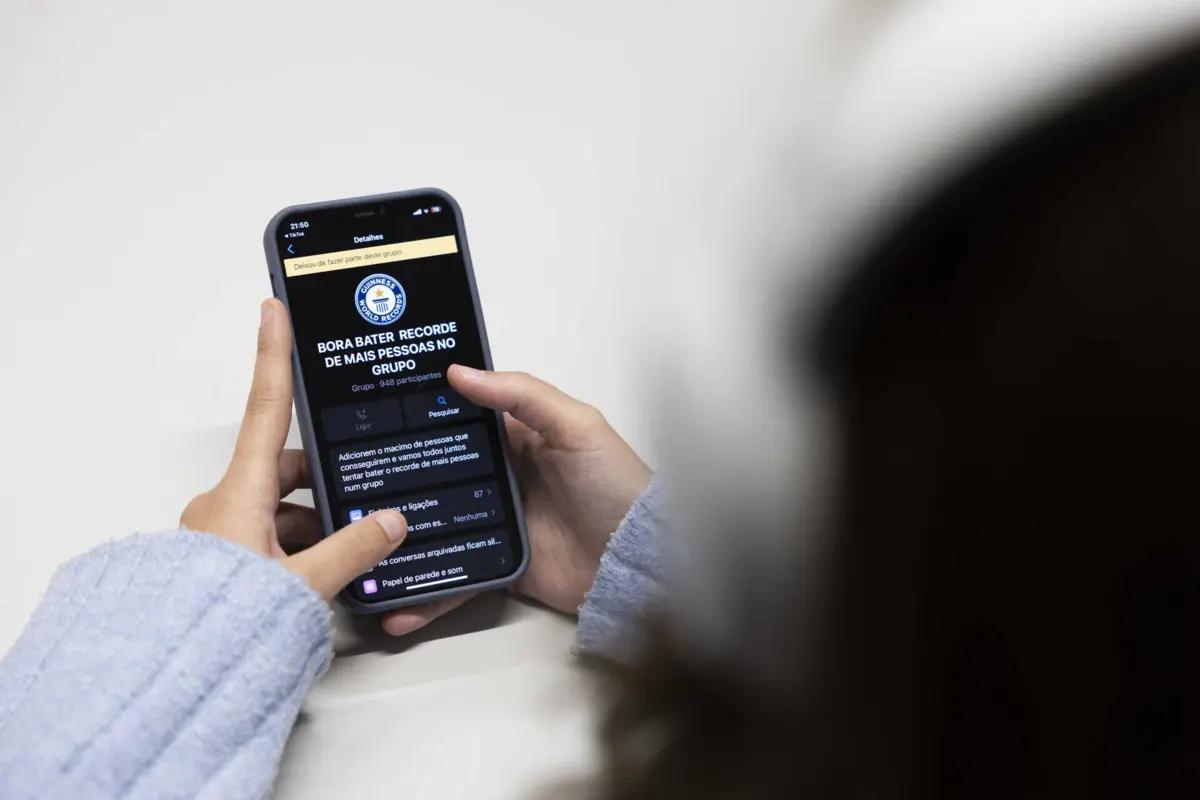 O grupo de Whats App em causa chama-se “Bora bater record de mais pessoas no grupo”