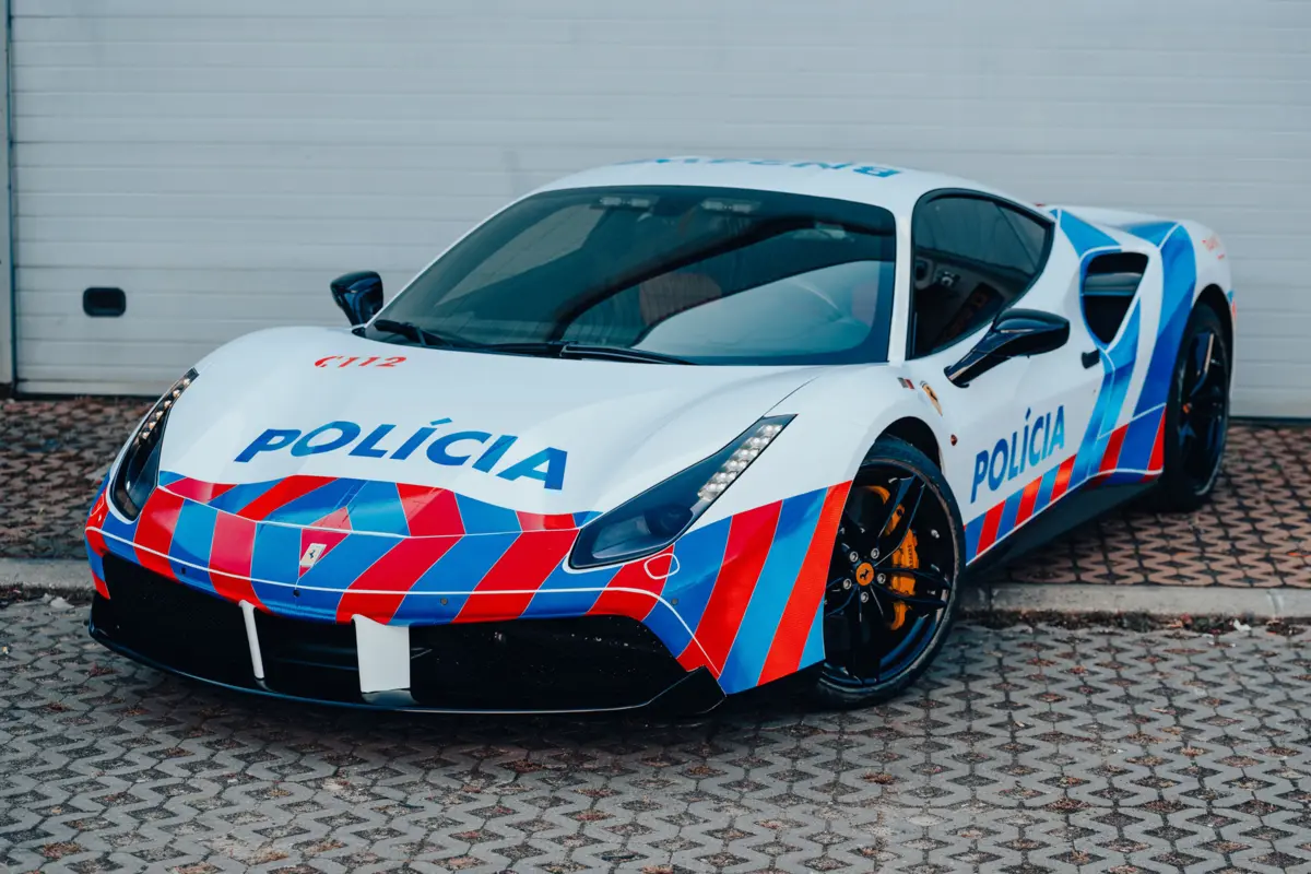 Ferrari 488 GTB foi pintado com as cores e os símbolos da PSP, que o tem ao serviço desde julho